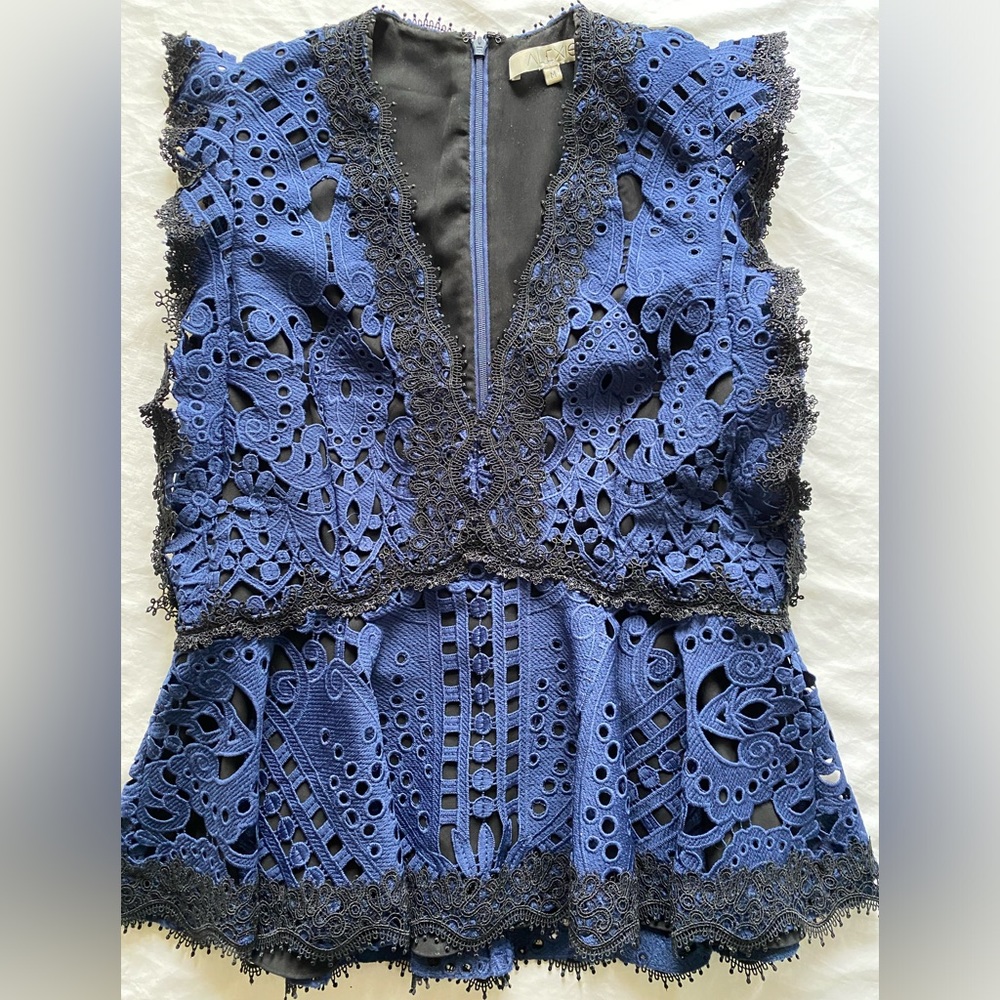 GORGEOUS**ALEXIS BLUE LACE DEEP V TOP**FULLY LINED**MED
